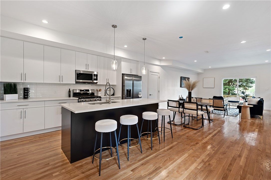White kitchen with quartz island in a Lawrenceville new build