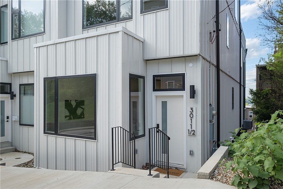 Paulowna Residence, rear — image 01